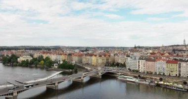 Prag manzaralı eski kasaba mimarisi manzarası. Vltava Nehri, Prag 'daki köprüler, Çek Cumhuriyeti. Prag panoramik hava aracı Prag 'ın üzerinde kilise ve eski Avrupa binası manzaralı
