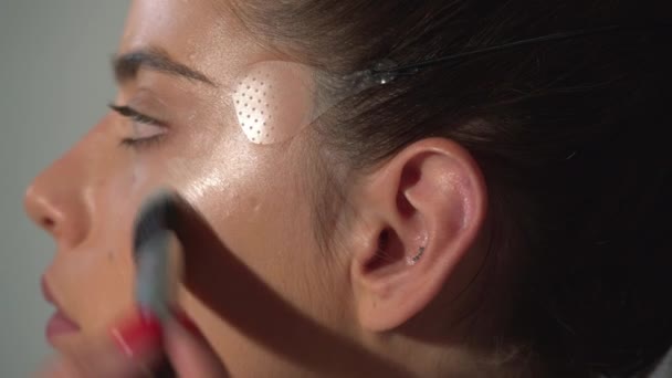Jovem Maquilhadora Close Visagem Cosmético Rímel Maquiagem Artista Aplicando Pele — Vídeo de Stock