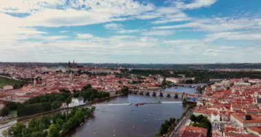 Prag manzaralı eski kasaba mimarisi manzarası. Çek Cumhuriyeti Prag 'daki Vltava Nehri. Prag üzerinde kilise ve eski Avrupa binasıyla panoramik hava aracı manzarası. Prag Havacılığı