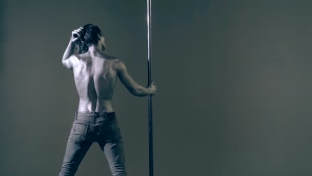 Corpo Sexy Flexível Jovem Dança Pólo Sexy Homem Exercício Pole — Vídeo de Stock