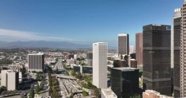Los Angeles şehir merkezinin hava manzarası, insansız hava aracı, gökdelenlerin şehri. Los Angeles, ABD, 1 Haziran 2022