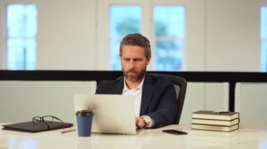 İş yerleri. Ofiste dizüstü bilgisayarla çalışan bir iş adamı. İşadamı yönetici dizüstü bilgisayar kullanıyor. Ofis işyerinde milenyum müdürü. Ofis çalışanları, iş adamları.