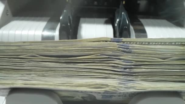 Sluit Geldautomaat Die Geld Telt Bankbiljetten Van 100 Dollar Biljetten — Stockvideo