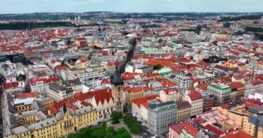 Çek Cumhuriyeti Prag 'daki Charles Köprüsü ve Prag Kalesi' nin havadan görüntüsü. Prag 'ın havadan uçuşu. Evlerin ve Vltava nehrinin kırmızı kiremitli çatılarının havadan görüntüsü. Şehir merkezindeki tarihi bina.
