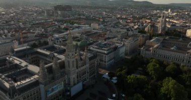 Viyana, Avusturya, Viyana şehir manzarası tarihi merkezde. İnsansız hava aracı Viyana 'nın merkezinde uçuyor. Viyana şehri