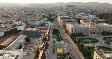 Avusturya 'daki Viyana hava manzarası, Avrupa' nın en ünlü başkentleri. Tarihi şehir merkezinin yanından geçiyor. Viyana şehir merkezine yakın eski binalar.