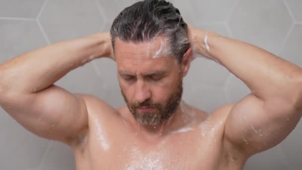 Mann Mittleren Alters Beim Haarewaschen Der Badewanne Kerl Badet Duschkopf — Stockvideo