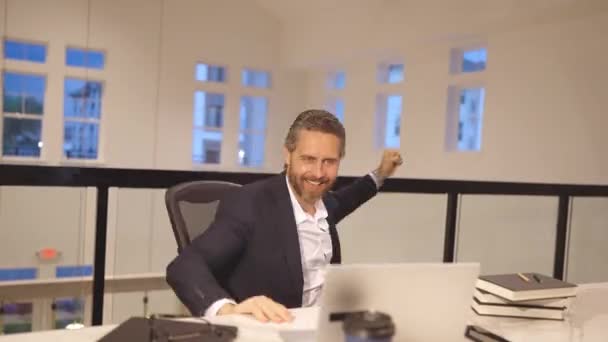 Ofisteki Heyecanlı Adamı Hedefi Heyecanlı Ofis Çalışanı Heyecanlı Bir Fikre — Stok video