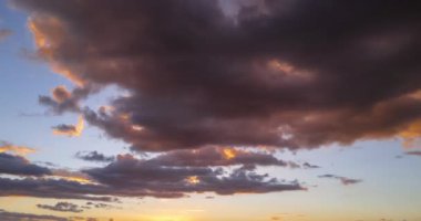 Dramatik bulutların zamanı geldi. Fırtına Bulutları ağır çekim. Fırtınadan önce kara bulutlar. Dramatik gökyüzü zaman çizelgesi. Kara fırtına bulutlarının arasından ışınlar çıkıyor. Kara gökyüzü bulutu. Destansı fırtına. Kara bulut fırtınası