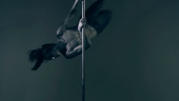 Танцовщица Парень Занимается Гимнастикой Шесте Танцы Шесте Стройного Тела Гибкость — стоковое видео