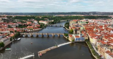 Prag Panorama 'sı, şehrin havası, Prag şehrinin yukarıdan görünüşü. Prag üzerinde uçuş, eski kasaba, Kale ve Vltava Nehri, Çek Cumhuriyeti. Prag 'ın havadan görünüşü