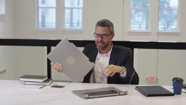 Naštvaný Šéf Rozbil Notebook Kanceláři Obchodník Rozbil Laptop Naštvaný Obchodník — Stock video