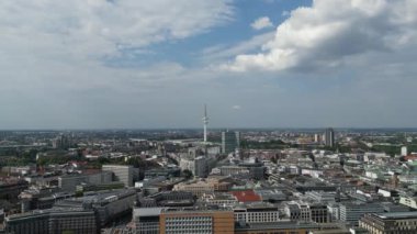 Hamburg, Almanya 'da hava manzarası. Şehir manzarası, Hamburg şehir merkezindeki elbe nehri. Hamburg 'un en ünlü tarihi bölgesi. Hamburg mimarisinin üzerinde uç