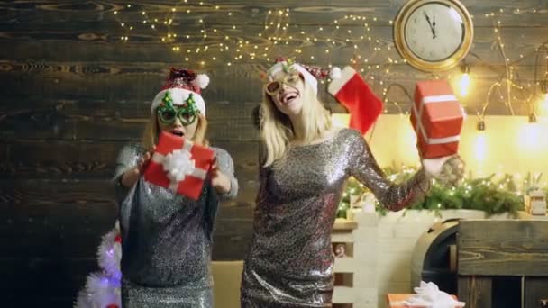 Dwie Szczęśliwe Dziewczyny Mikołaja Boże Narodzenie Prezentem Domu Moda Styl — Wideo stockowe