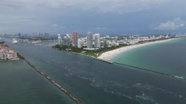 Miami sahilindeki hava manzarası. Cennet. South Pointe Parkı ve Pier. İHA 'dan Güney Miami Plajı' nın üst görüntüsü. Okyanus yolu, Collins Bulvarı