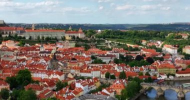 Prag Kalesi 'nin panoramik hava manzarası, hava şehri. Prag 'ın şehir manzarası, şehrin üst manzarası üzerinde uçuş. Vltava Nehri. Prag 'ın Prag Cumhuriyeti' ndeki mimari ve köprü manzarası