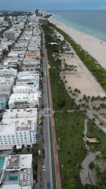 Miami Sahili, Skyline ve Ocean. İHA 'dan Miami Plajı' nın tropikal cennet videosu. Miami South Beach Havacılık Panoraması. Florida 'da turizm merkezi oteller ve okyanus