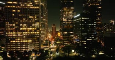 Los Angeles, California şehir merkezinin gece hava görüntüsü. İHA 'dan gece Los Angeles şehir merkezine. Los Angeles şehir merkezi üzerinde gece aydınlığı uçuşları. Los Angeles gece binaları ufuk çizgisi