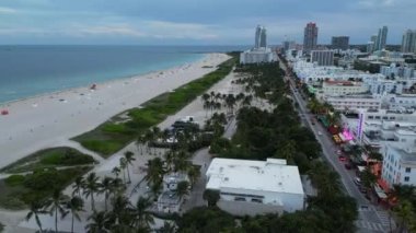 Okyanus yolu, Collins Bulvarı, Miami, hava manzaralı. Miami sahilindeki hava manzarası. Cennet. South Pointe Parkı ve Pier. İHA 'dan Güney Miami Plajı' nın üst görüntüsü. Okyanus yolu, Collins Bulvarı