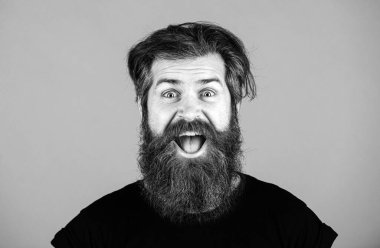 Mutlu adam gülen surat. Uzun sakallı ve bıyıklı yakışıklı genç adam. Sakallı adam. Olumlu insan yüz ifadeleri ve duyguları