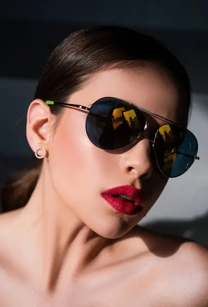 Närbild Kvinna Med Solglasögon Modestil Sensuell Kvinna Med Glasögon Vacker — Stockfoto