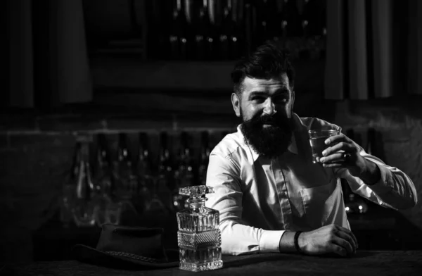 Luxusní Noční Život Bohatý Muž Pije Drahý Nápoj Brandy Skotská — Stock fotografie