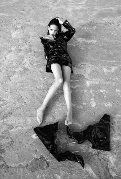 高い黒のブーツのセクシーな女性の足 誘惑的なエレガントな若い女性 官能的な女の子のヴォーグスタイルの肖像画 女性の靴の誘惑的なモデルの女の子 セクシーな女性の足 ハイヒールの靴のコンセプト — ストック写真