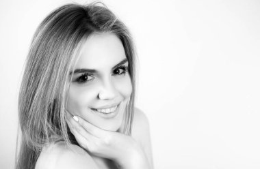 Güzel bir kadın yüzü. Sağlıklı cilde dokunan genç, güzel, güzel bir kadının yakın plan yüzü. Doğal dudaklar, makyaj. Gülümseyen kadın