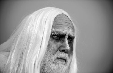 Cadılar Bayramı afişi için tasarım. Şeytan 'ın portresi ve kanlı Cadılar Bayramı makyajı duygularını gösteriyor. Cadılar Bayramı partisi iblisi.