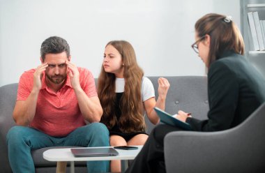 Kötü ebeveynler. Psikoloji, zihinsel aile terapisi, psikolojik danışmanlık üzerine psikoterapi seansında baba ve kız psikoloğu. Kötü çocuk davranışı