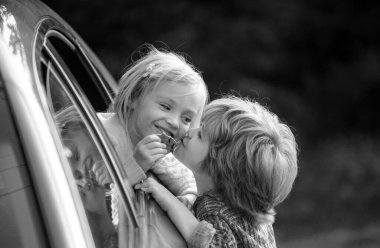 Romantik çocukların Sevgililer Günü 'nde randevusu var. Sevgililer Günü teması. Sevgililer Günü tebrik kartı. Komik çocuklar. En İyi Sevgililer Günü Fikri