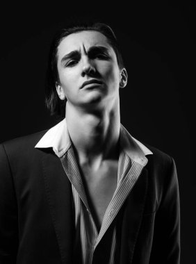 Takım elbiseli adam. Seksi adam, moda adamı tarzı.