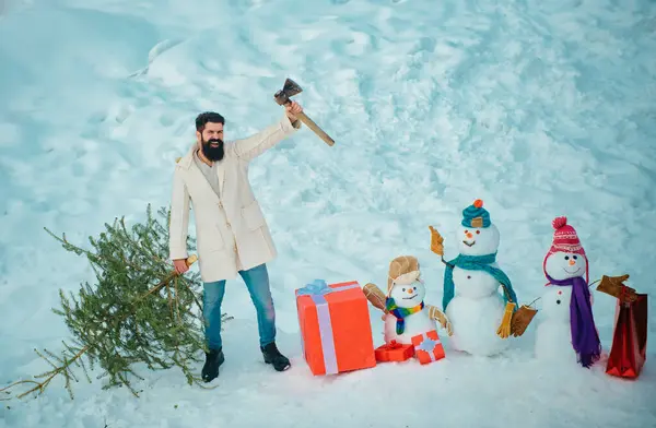 Holzfäller Mit Weihnachtsbaum Winterpark Wintergefühle Der Mann Wird Einen Weihnachtsbaum — Stockfoto