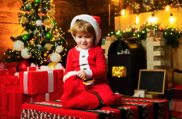Heerlijke Baby Geniet Van Kerst Kind Bij Kerstboom Open Haard — Stockfoto
