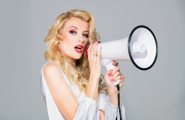 Megafonda yüksek sesle konuşuyorum. Megafonlu çekici bir kadın. Bağır ve bağır kızım