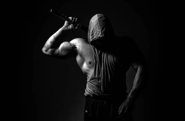 Maskeli Tehlikeli Kaslı Adam Beyzbol Sopasıyla Dövüşmeye Hazır Kapüşonlu Saldırgan — Stok fotoğraf