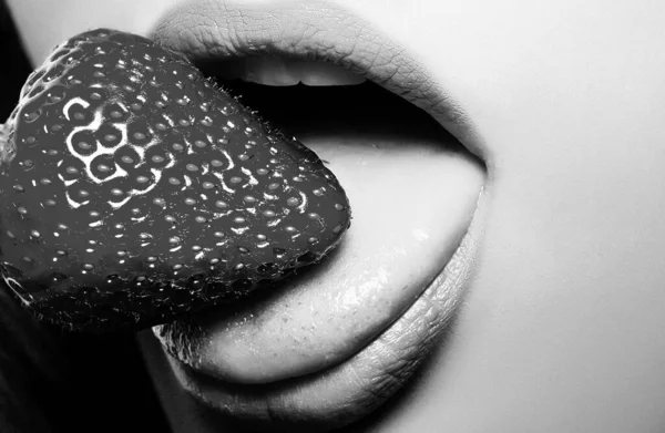 Zbliżenie Kobiece Usta Truskawkami Usta Kobiety — Zdjęcie stockowe