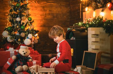 Güzel bebek, Noel 'in tadını çıkar. Aile tatili. Çocukluk anıları. Noel Baba çocuk Noel 'i evde kutluyor. Çocuk Noel ağacının yanında oynuyor. Mutlu ve parlak noeller. Çocukluk aktivitesi ve oyun.