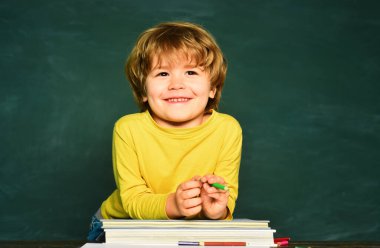 Çocuk sınıfta tahtayla ilgili bir şeyler öğreniyor. Eğitim süreci.