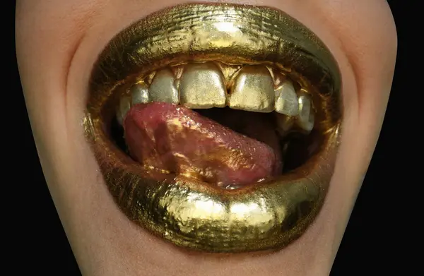 嘴唇上涂着金色油漆 金色的嘴唇性感的女人的嘴金属创意艺术构成了密切的关系 黄金的概念 性感的舌头 肉感舔 — 图库照片
