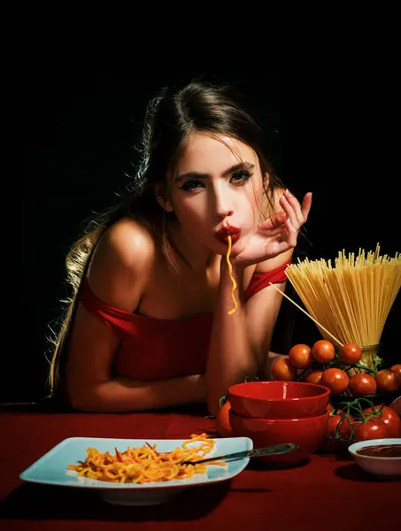 Sexig Kvinna Med Nudlar Spaghetti Mörka Rummet — Stockfoto