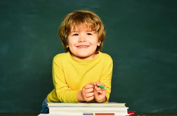 子供は黒板を背景に授業で学んでいる 教育過程 — ストック写真