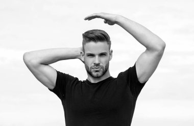 Yakışıklı bir adamın yakın portresi. Seksi bir adam. Güzel erkek modelin portresi, modaya uygun saç kesimi ve günlük gömleği.