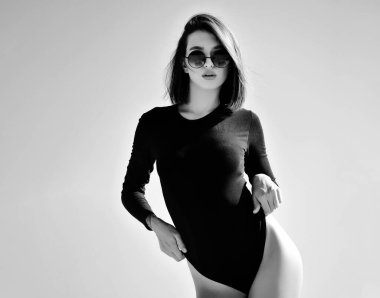 Güzel, çekici, genç bir kadın. Güneş gözlüklü genç bir kadının portresi. Arzu. Şehvetli kadınlar. Beyazda izole edilmiş. Güneş gözlüklü güzel kız portresi