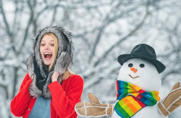 Zimní Portrét Mladé Krásné Ženy Sněhu Zahrada Dělat Sněhuláka Veselé — Stock fotografie