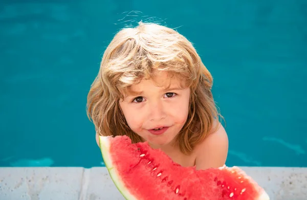 Lustiges Kind Mit Wassermelone Kinder Haben Spaß Schwimmbad Sommerurlaub Und — Stockfoto