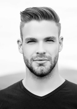 Dışarıdaki yakışıklı genç adam. Gülümseyen genç adamın portresi