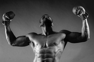 İnsan gücü. Güçlü jestleri olan yakışıklı adam.