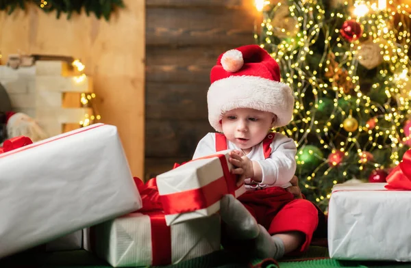 Noel Baba Şapkalı Şirin Bir Bebeğin Noel Portresi Şaşkın Çocuk — Stok fotoğraf