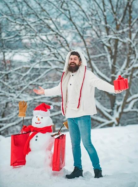 Glücklicher Vater Mit Weihnachtsgeschenk Über Winterlichen Schneemannhintergrund Frohe Weihnachten Und — Stockfoto